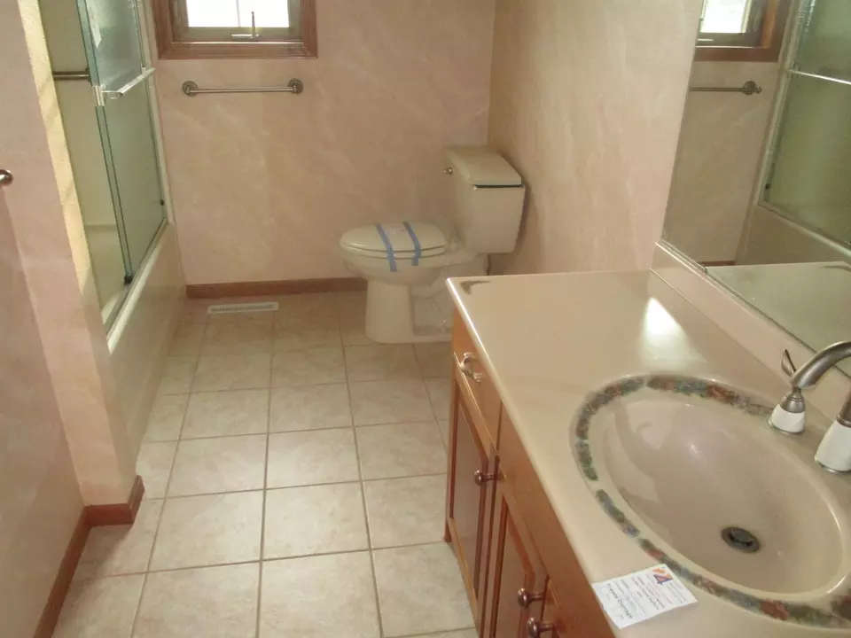 Bath - 219 Ashley Ln, Alexandria, MN 56308 photo 2 of 3