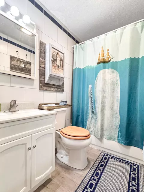 Bath - 712 S Lake Hendricks Dr, White, SD 57276 photo 1 of 1