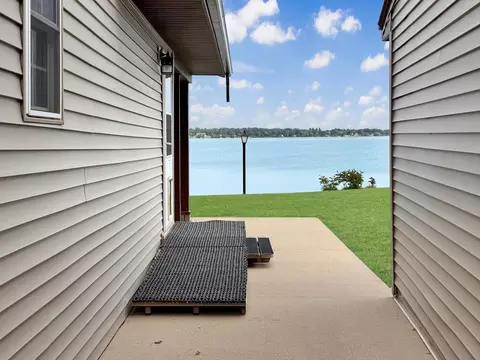 Exterior - 712 S Lake Hendricks Dr, White, SD 57276 photo 5 of 9