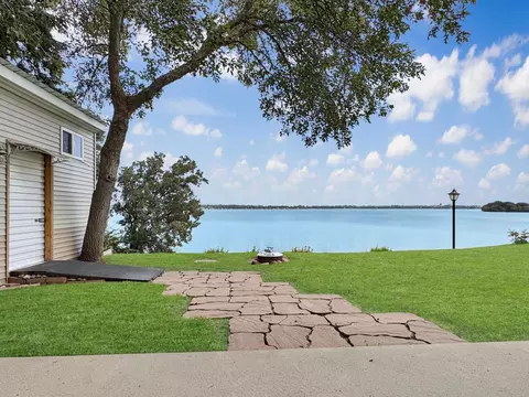 Exterior - 712 S Lake Hendricks Dr, White, SD 57276 photo 2 of 9