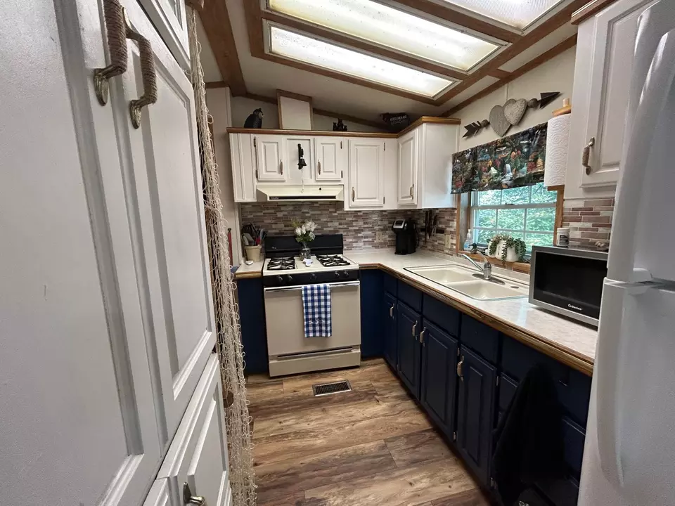 Kitchen - 6158 W Bay Rd, Makinen, MN 55763 photo 3 of 4