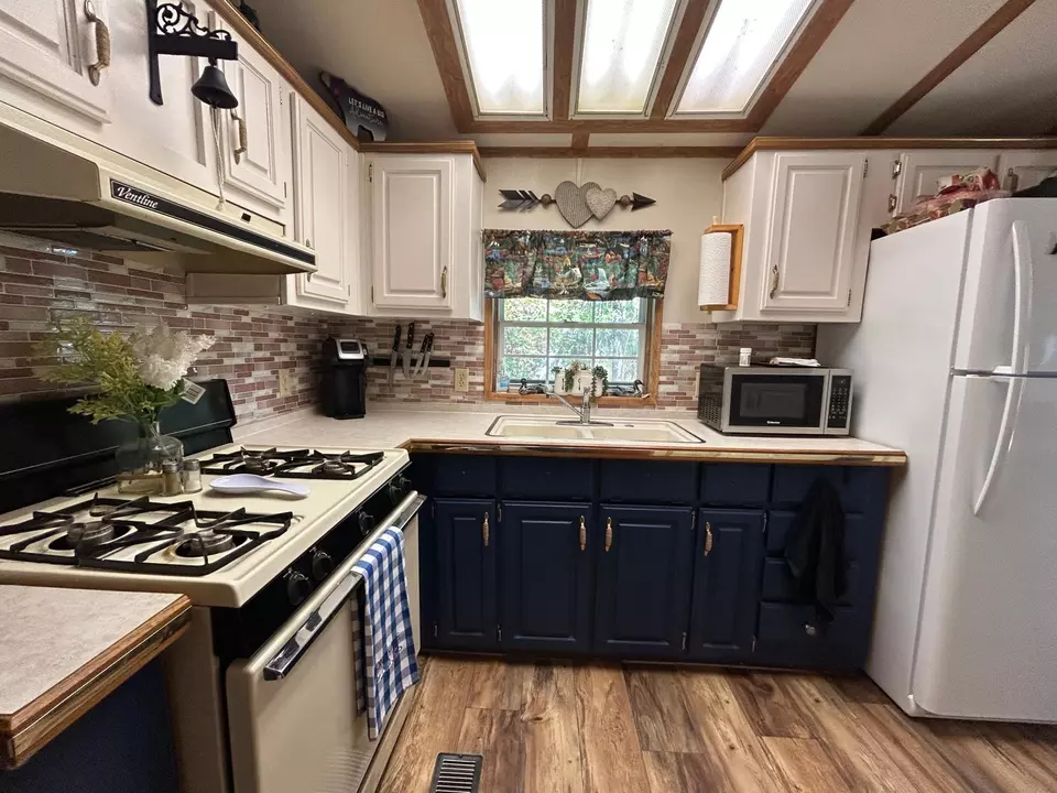 Kitchen - 6158 W Bay Rd, Makinen, MN 55763 photo 2 of 4