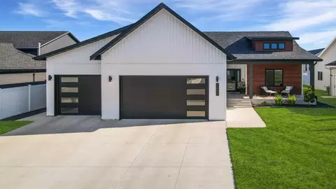 1608 Woodlands Way SE, Minot, ND 58701