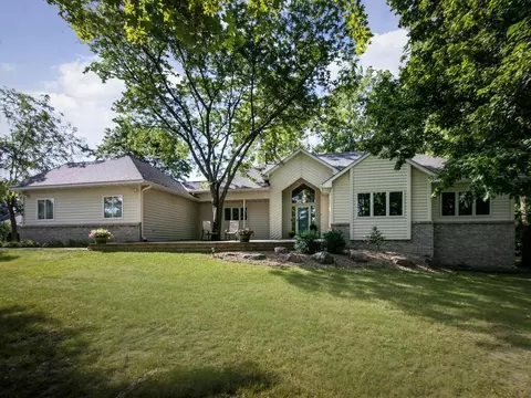 736 Barrington Dr E, Shakopee, MN 55379