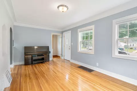Living - 910 8th Ave SW, Austin, MN 55912 photo 3 of 4