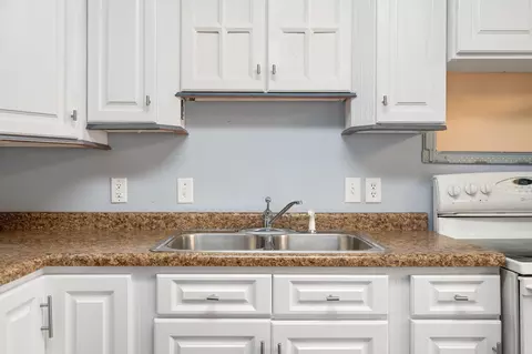 Kitchen - 910 8th Ave SW, Austin, MN 55912 photo 5 of 5