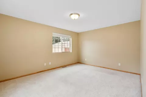 Bedroom - 910 8th Ave SW, Austin, MN 55912 photo 2 of 6