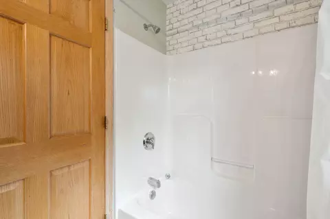 Bath - 910 8th Ave SW, Austin, MN 55912 photo 1 of 4