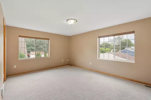 Bedroom - 910 8th Ave SW, Austin, MN 55912 photo 5 of 6