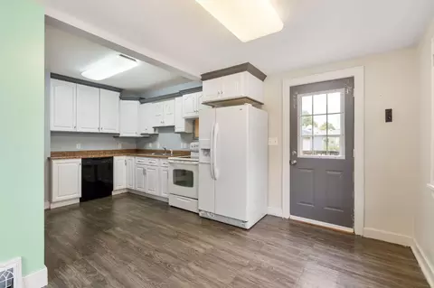 Kitchen - 910 8th Ave SW, Austin, MN 55912 photo 1 of 5