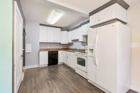 Kitchen - 910 8th Ave SW, Austin, MN 55912 photo 3 of 5