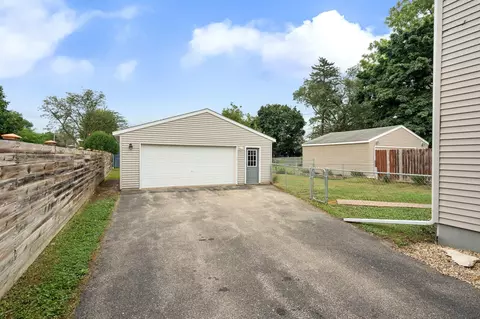Exterior - 910 8th Ave SW, Austin, MN 55912 photo 4 of 7