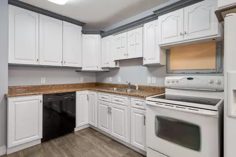 Kitchen - 910 8th Ave SW, Austin, MN 55912 photo 4 of 5