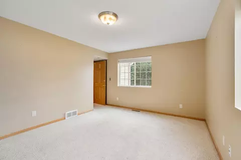 Bedroom - 910 8th Ave SW, Austin, MN 55912 photo 1 of 6