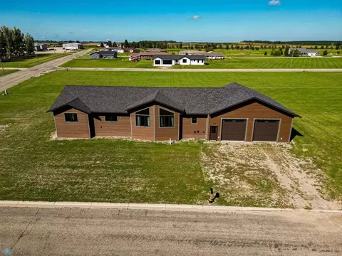 204 3rd St NW, Gwinner, ND 58040