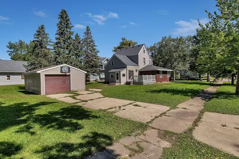 322 10th St SW, Willmar, MN 56201