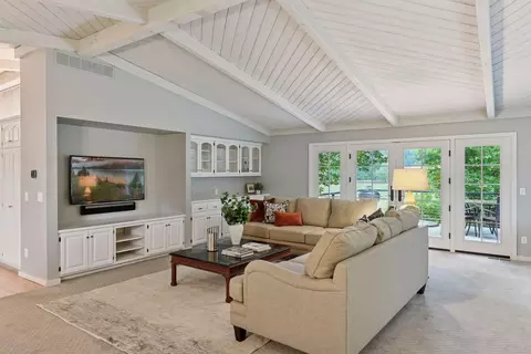 461 Peavey Ln, Wayzata, MN 55391