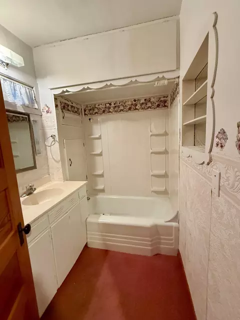 Bath - 803 N Broadway Ave, Le Roy, MN 55951 photo 2 of 2