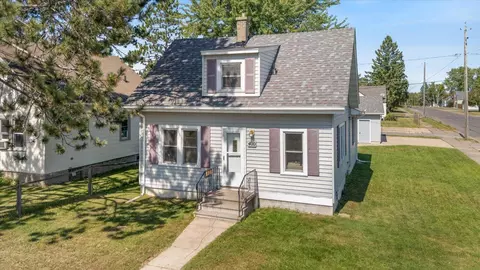 400 9th St NW, Chisholm, MN 55719