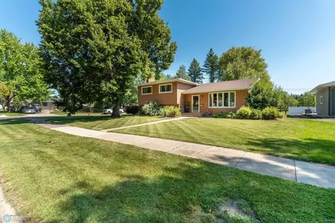 2925 Edgewood Dr N, Fargo, ND 58102
