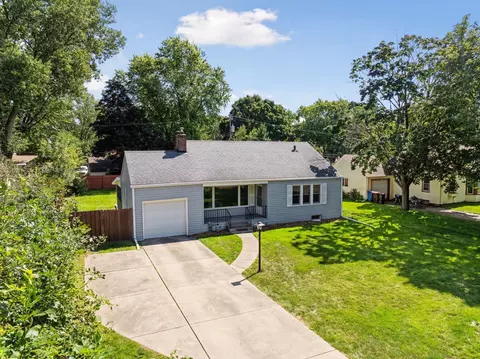1038 Mary St N, Maplewood, MN 55119