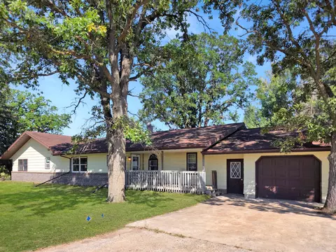 609 University Ave E, Badger, MN 56714