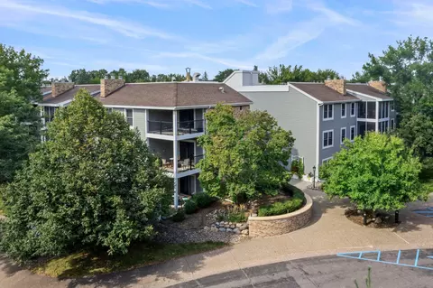 3030 Saint Albans Mill Rd #211, Minnetonka, MN 55305