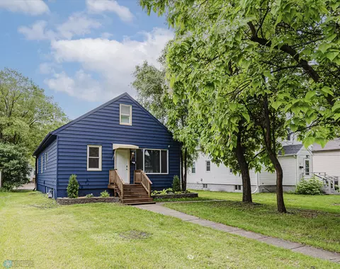 1031 College St N, Fargo, ND 58102