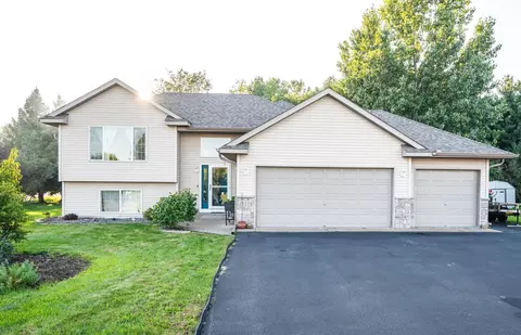 38516 Henna Ct, North Branch, MN 55056