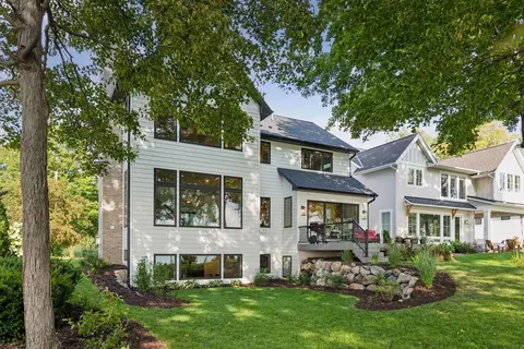 2915 Casco Point Rd, Wayzata, MN 55391