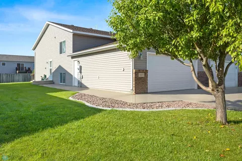 1027 42nd Ave W, West Fargo, ND 58078