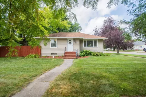 921 9th St N, Moorhead, MN 56560