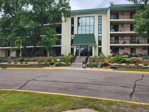 10501 Cedar Lake Rd #212, Hopkins, MN 55305
