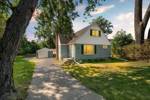 1008 Burke Ave W, Roseville, MN 55113