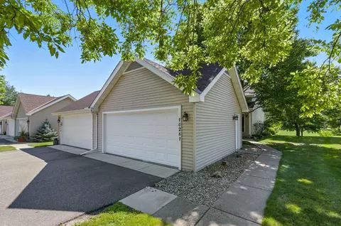 10281 Arrowwood Dr, Eden Prairie, MN 55347
