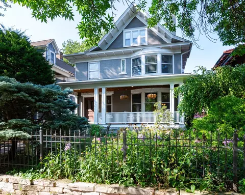 695 Lincoln Ave, Saint Paul, MN 55105