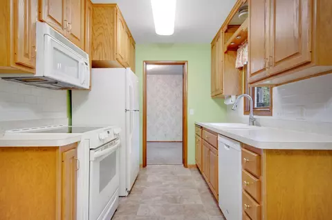 Kitchen - 3545 148th St W, Rosemount, MN 55068 photo 2 of 4