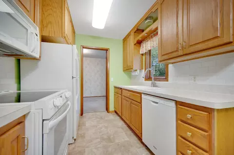 Kitchen - 3545 148th St W, Rosemount, MN 55068 photo 3 of 4