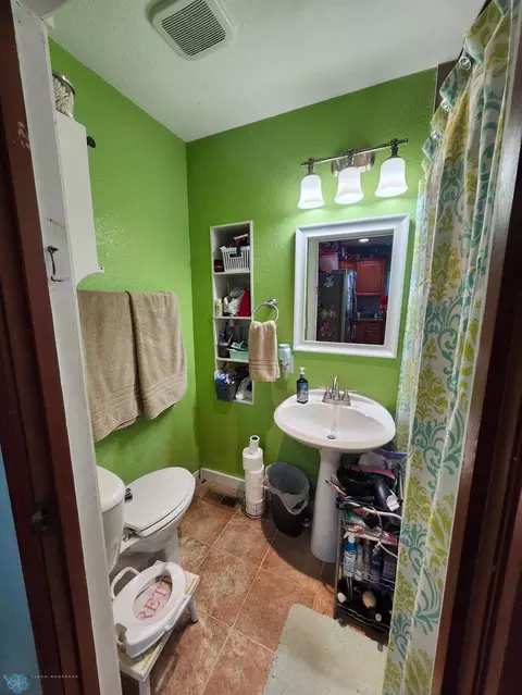 Bath - 633 6th St SW, Forman, ND 58032 photo 1 of 1