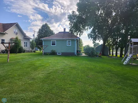 Exterior - 633 6th St SW, Forman, ND 58032 photo 2 of 6