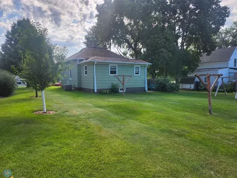 Exterior - 633 6th St SW, Forman, ND 58032 photo 3 of 6