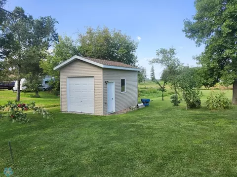 Exterior - 633 6th St SW, Forman, ND 58032 photo 4 of 6