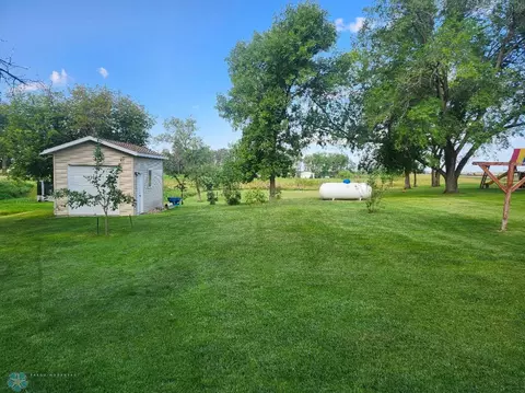 Exterior - 633 6th St SW, Forman, ND 58032 photo 5 of 6