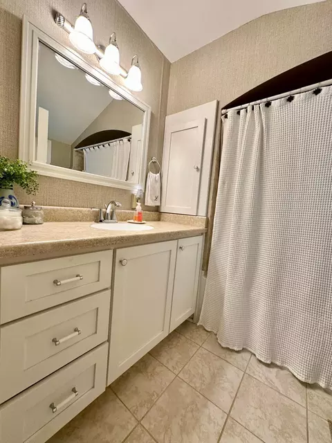 Bath - 638 3rd St, Tracy, MN 56175 photo 3 of 4