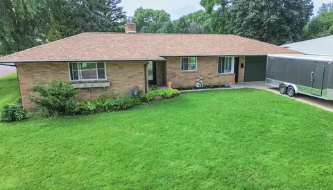 828 E Meadow Ln, Redwood Falls, MN 56283