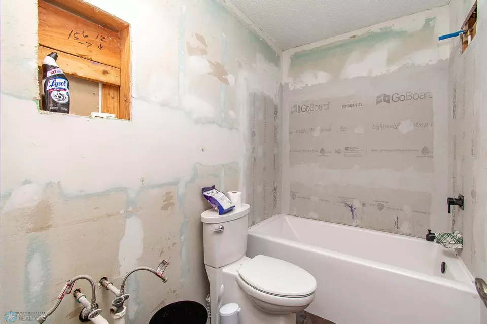 Bath - 408 Sheyenne Dr, Horace, ND 58047 photo 1 of 5