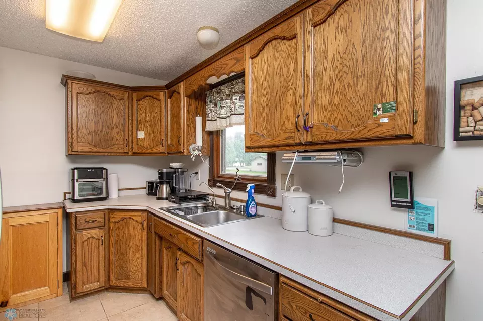 Kitchen - 408 Sheyenne Dr, Horace, ND 58047 photo 3 of 6