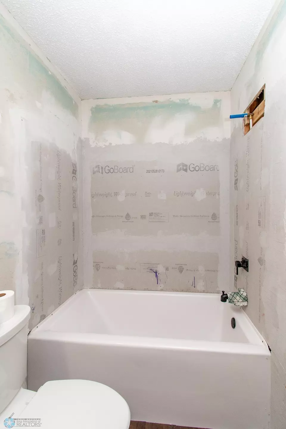 Bath - 408 Sheyenne Dr, Horace, ND 58047 photo 2 of 5