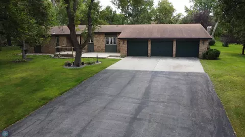6807 Sunnyside Dr, Horace, ND 58047