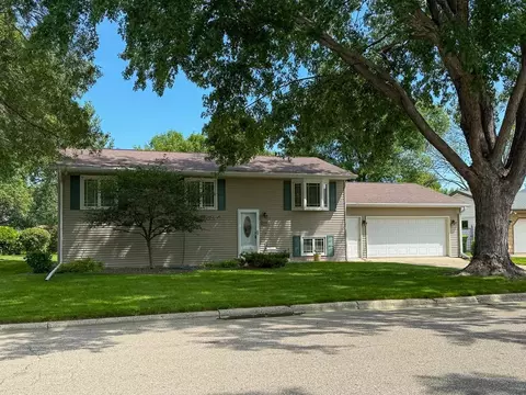 905 Woodfern Dr, Marshall, MN 56258